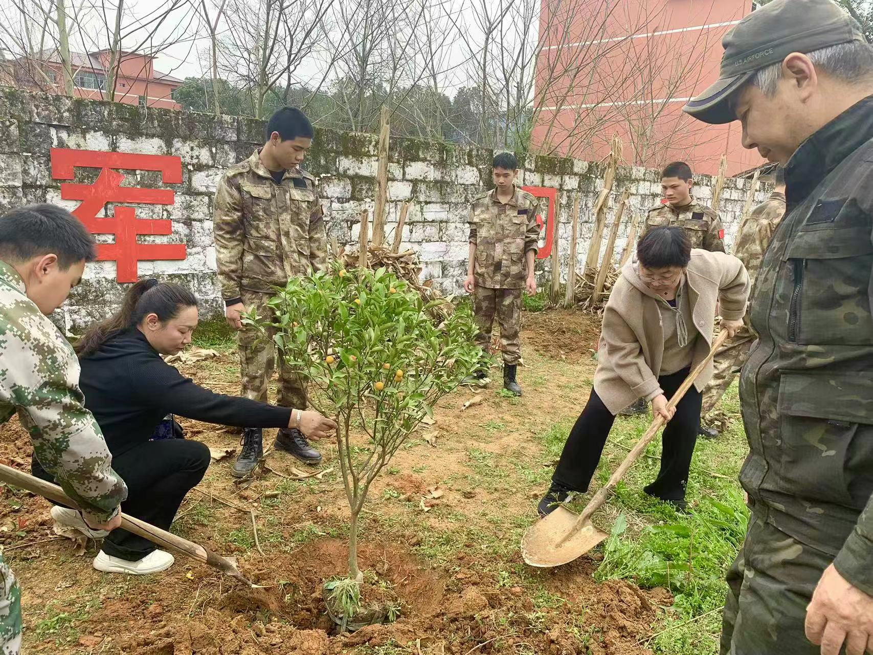 鷹潭九龍職業(yè)中專學(xué)校東望基地“揮鍬植綠，共建美麗校園“植樹節(jié)活動(dòng)