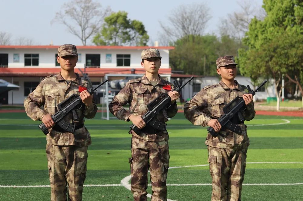 展國防風采 塑學子軍魂--鷹潭九龍職業(yè)中等專業(yè)學校國防班火熱招生報名