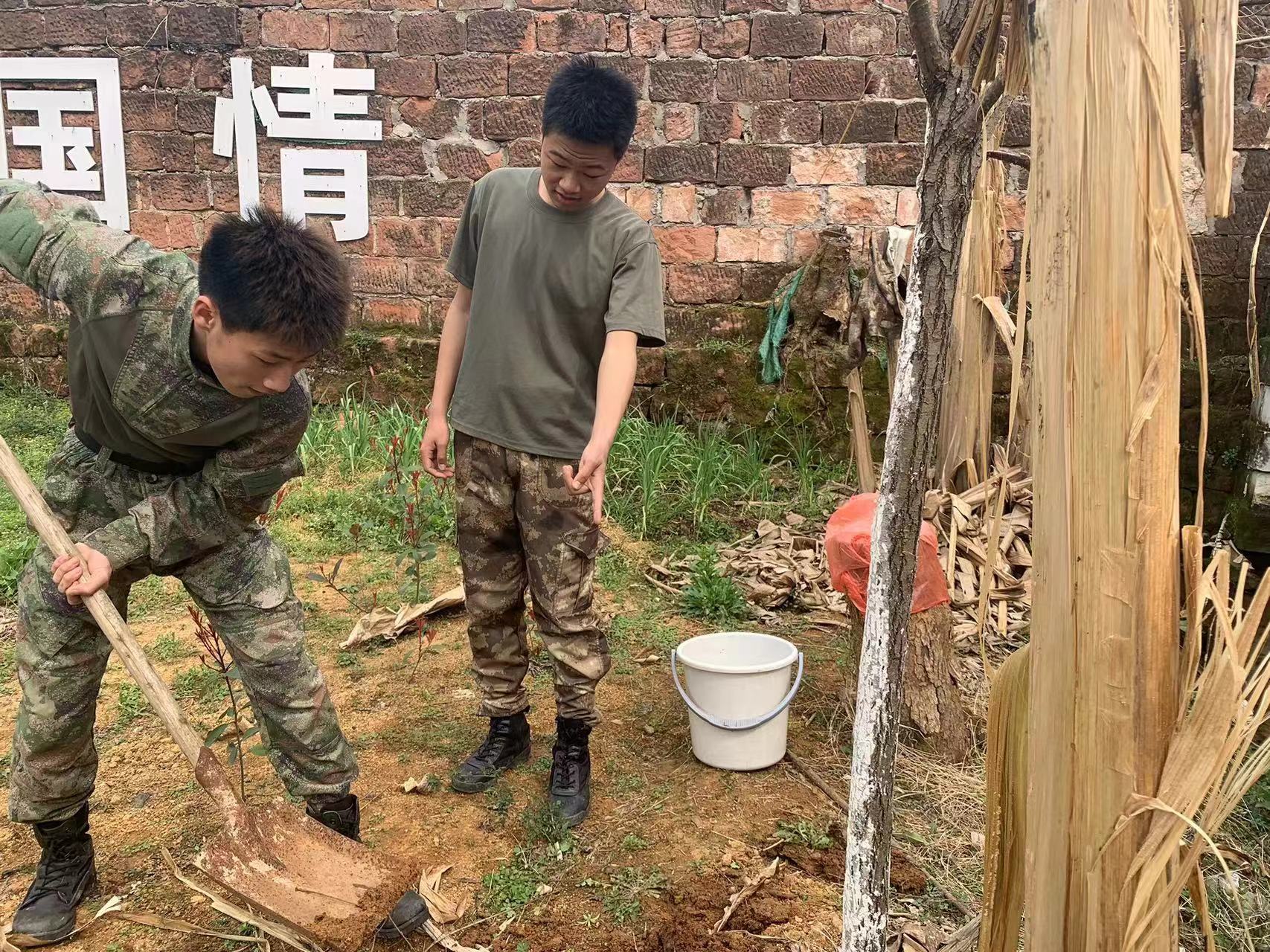 鷹潭九龍職業(yè)中專學(xué)校東望基地“揮鍬植綠，共建美麗校園“植樹節(jié)活動(dòng)