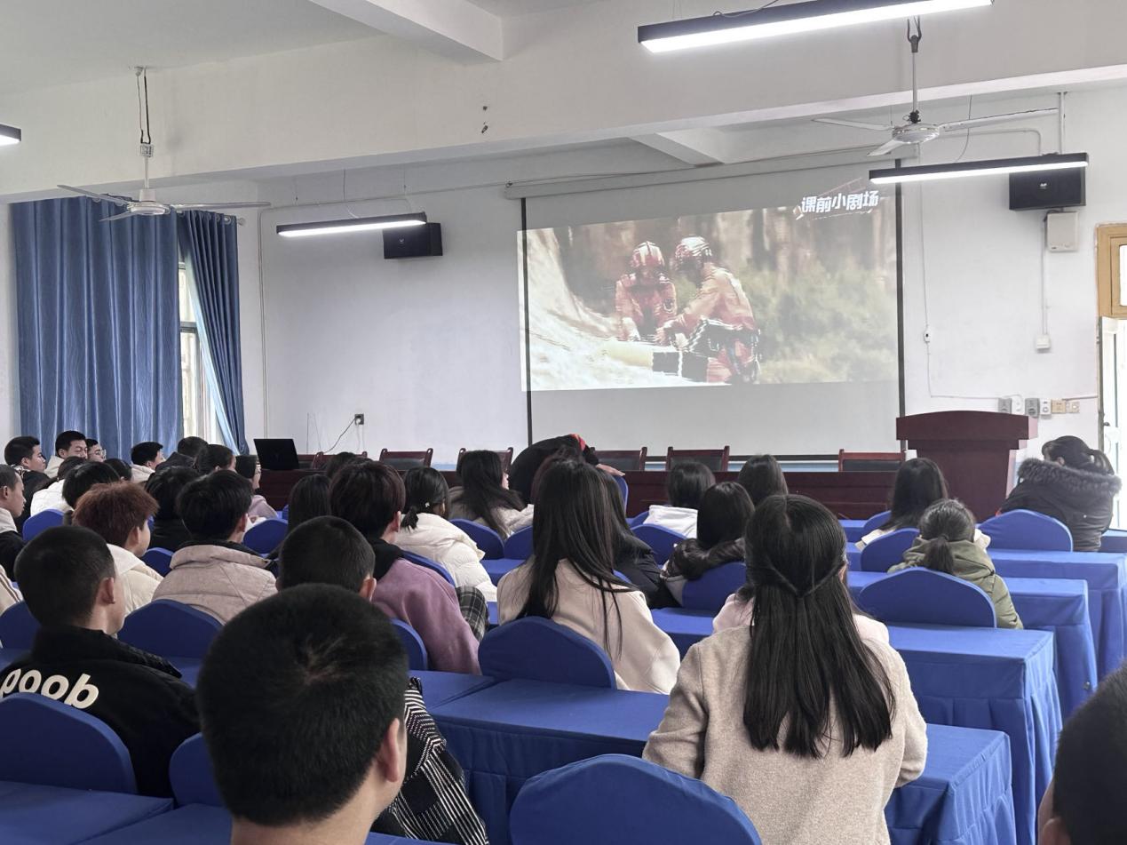 鷹潭九龍職業(yè)中專東望教育基地春季火災(zāi)疏散逃生公開課